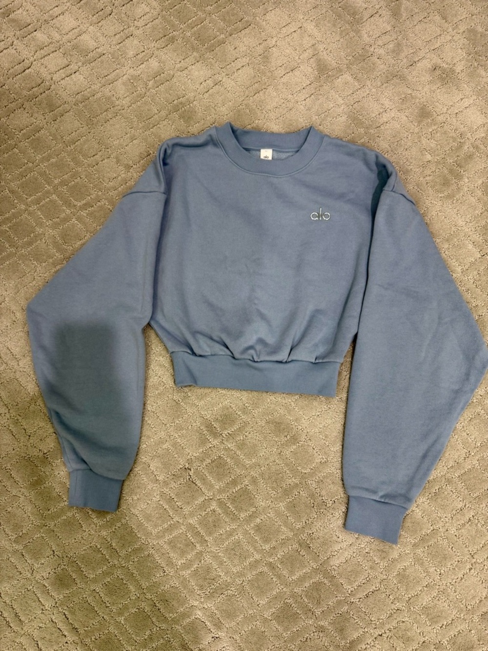 Alo Women's Cropped Sweatshirt in Celestial Blue XS
